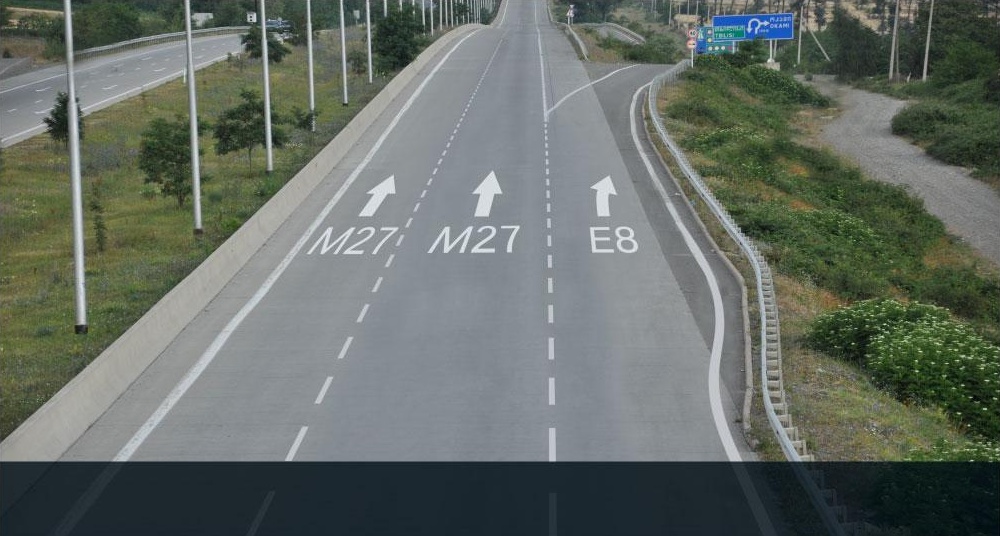გზის სავალ ნაწილზე დატანილი წარწერები აღნიშნავენ: