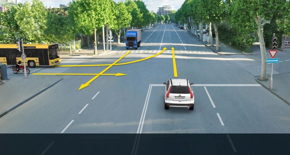 რომელი ავტომობილის მძღოლის მიმართ სარგებლობს უპირატესობით ავტობუსის მძღოლს ისრის მიმართულებით მოძრაობის შემთხვევაში?